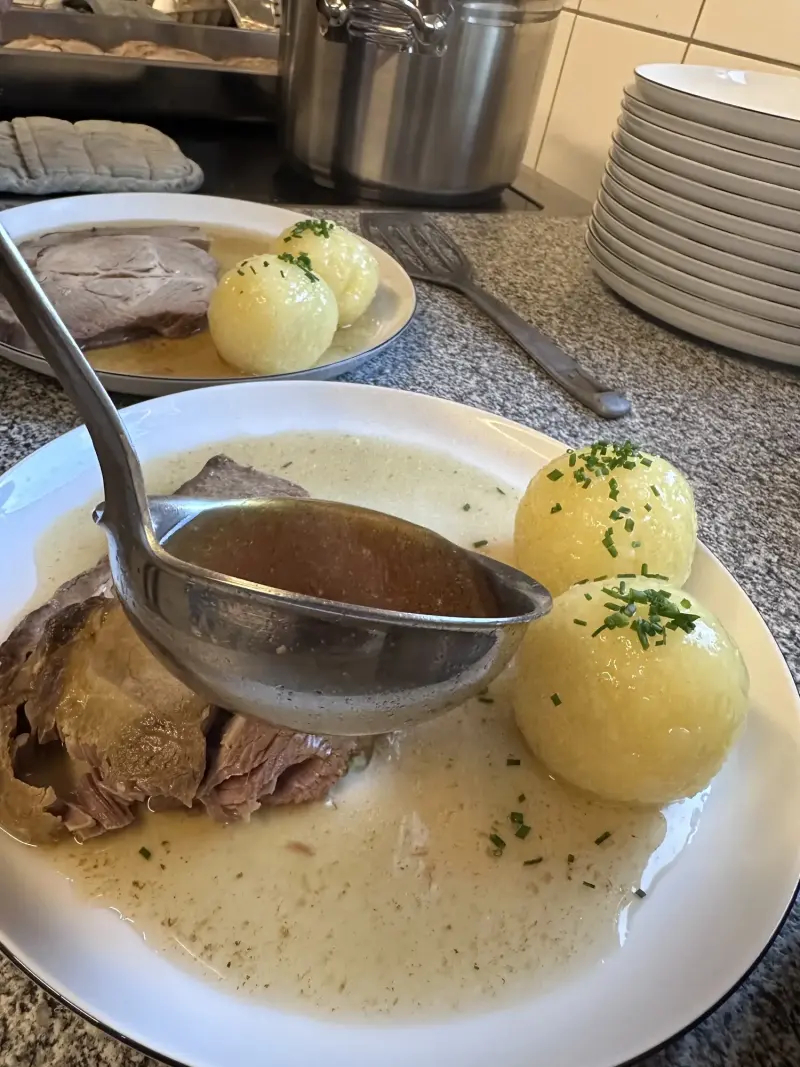 Braten mit Knödeln und Soße