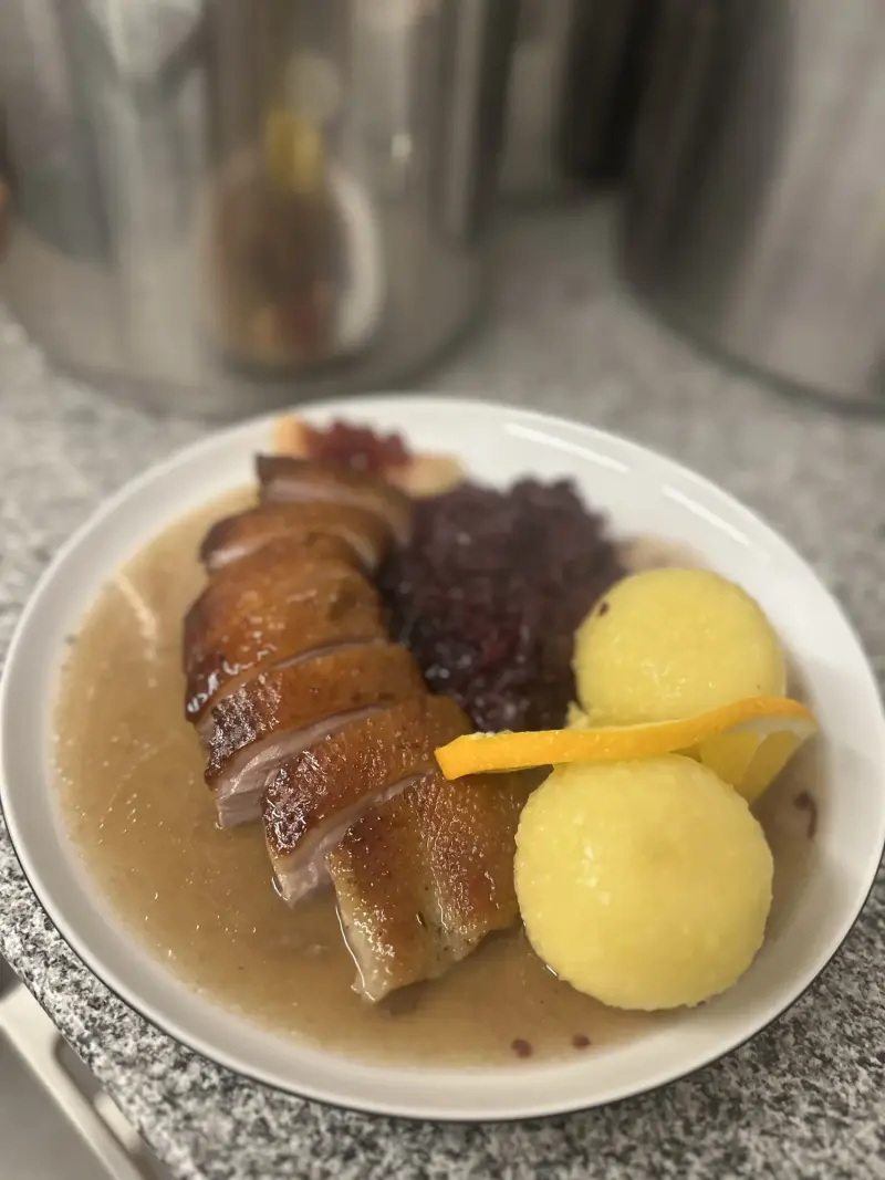 Ente mit Blaukraut, Knödel und Orangenscheibe