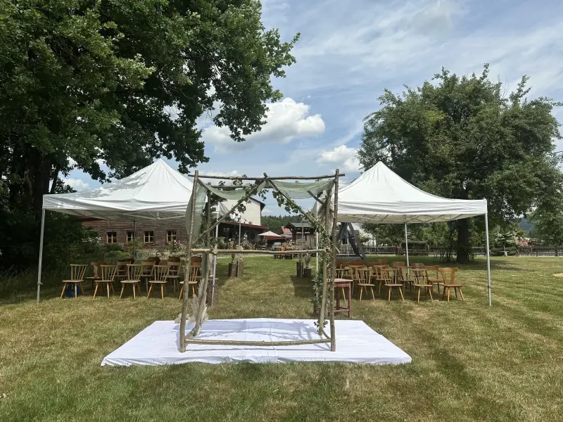 Pavillons und Tafeln im Garten